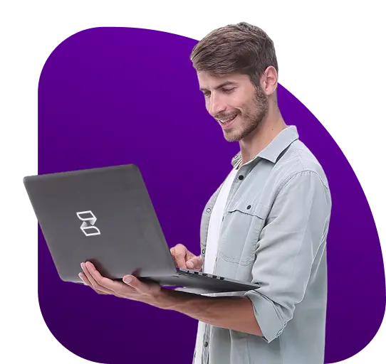 Usuario gestionando su negocio desde una notebook con ZEUS ERP