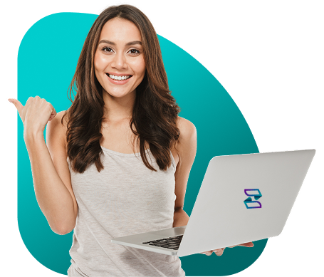 Persona con laptop usando ZEUS ERP