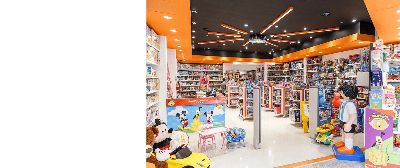 Hombre trabajando en pinturería