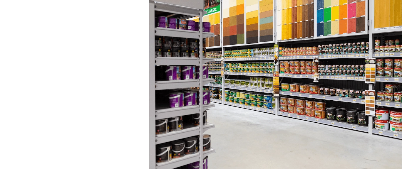 Hombre trabajando en pinturería